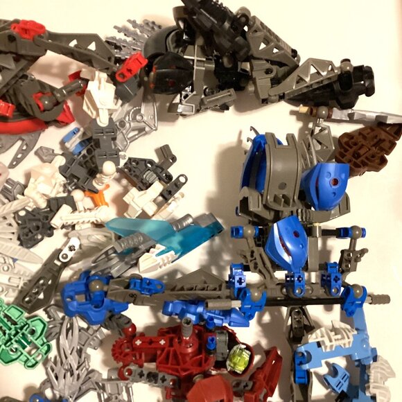 A Big Bundle Assortment of Lego Bionicle + Piraka Parts Loose Pieces - Picture 5 of 6